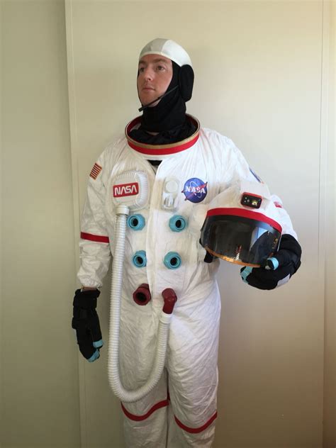 Accessorizing the Costume Dastronaute